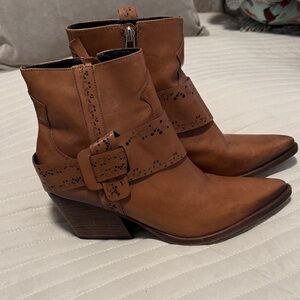 Elegant Tan Ankle Boots with Buckle Detail